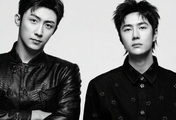 关掉滤镜的顶流：王一博显老黄景瑜满脸痘，网友吵翻：这才是真实的内娱