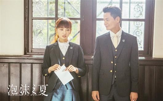 图为：黄灿灿（左）主演电影《泡沫之夏》