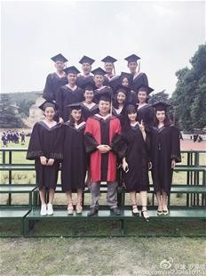 图为：武汉大学表演专业2012级毕业照