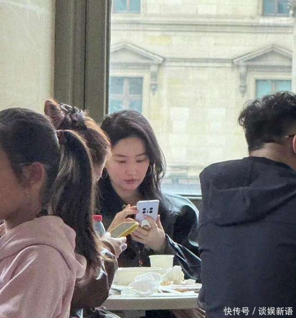 刘亦菲卸妆后颜值引热议，素颜依旧是女神