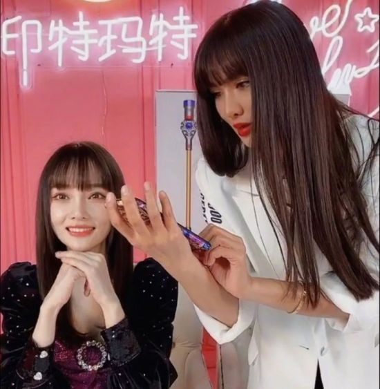 李小璐抖音开直播带货卖护肤品套装 直言“为了生活”