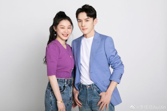 李小璐抖音开直播带货卖护肤品套装 直言“为了生活”