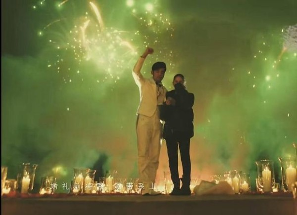 周杰伦烟花下见证爱意。