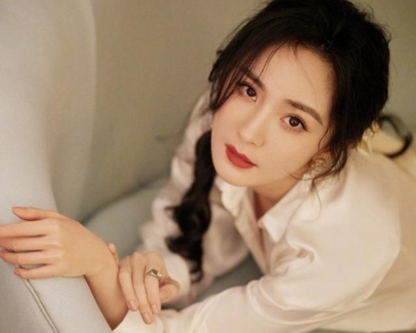 杨幂现身直播活动,面无表情被指强行营业,动态图下颜值却成焦点