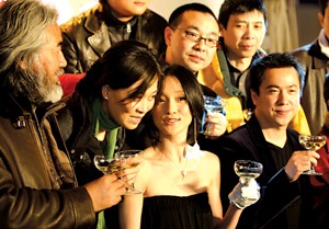 周迅签约新东家华谊兄弟众好友到场祝贺(附图)