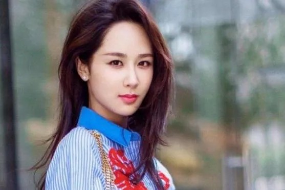 不凡的陈秀连：#明星小举动反映出怎样的品行#明星的小举动往往能反映出他们的品行特点，具体体现在以下几个方面：
  1. 谦逊有礼：如明星在公众场合对粉丝和工作人员的礼貌态度，能显示出其谦逊和尊重他人的品行。
  2. 关爱他人：一些明星积极参与公益活动，或是关心身边人的需求和感受，这些行为体现了他们的善良和富有同情心。
  3. 自律和敬业精神：明星对待工作的认真态度，如准时到达拍摄现场、积极准备...