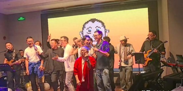 众星聚集嗨翻天！曾志伟穿红衣扭腰，元彪吴启华搭肩，梁家辉鞠躬