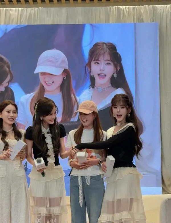 杨颖咖位又被降级了？从巴黎秀场到与网红合影：一场同框，照出内娱权力结构的彻底洗牌