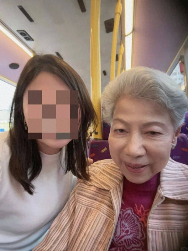 91岁TVB老戏骨出行状态曝光，一头白发气质依旧，与粉丝亲切合影