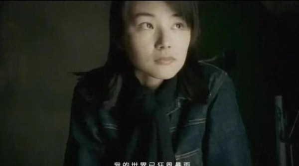 陈怡蓉晒娃，7岁女儿长睫毛戴眼镜很可爱，与爸妈关系都很亲昵