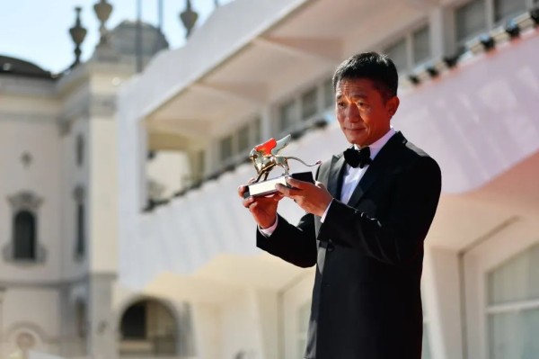 威尼斯华人之光：获终生成就金狮奖，梁朝伟笑谈职业生涯