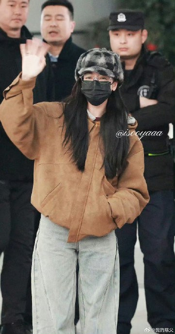 迪丽热巴在直播中被礼炮吓到的反应为什么被网友称为“宠粉式营业”？