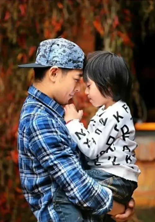 盛夏炙语：林志颖，登上热搜!

9月15日，还在休养的林志颖，突然在社交平台隆重发文为儿子kimi庆生。没想到其中一个细节，却暴露了林志颖车祸后心境发生的变化。#娱乐圈明星压力究竟有多大# 

从照片上可以看出，kimi的身高已经超过了林志颖，身材也比林志颖更结实。照片中kimi还从身后用胳膊搂着老爸，父子关系非常亲密。

不过林志颖为kimi庆生的配文，其中有一句较为冗长：“祝你健康平安快乐成长...