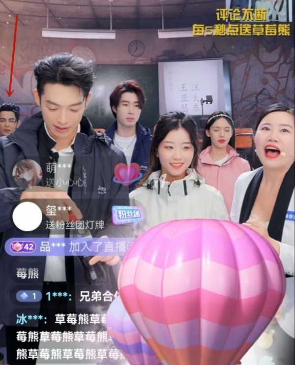 嗨翻娱乐情报站：汪东城为了刷存在感，实在是太拼了
2005年，飞轮海组合正式出道，由吴尊、辰亦儒、汪东城、炎亚纶4个帅气大男孩凑在一起，他们借由偶像剧《终极一班》一炮而红，收获了很多粉丝。
同期的偶像组合其实挺多，比如F4、5566、183club等，但时隔这么多年，还常常凑在一起聚会的却不多，飞轮海就应该算作一个。#娱乐圈明星压力究竟有多大#
近日，一直靠带着大家健身，吸引了600多万粉丝的辰亦...