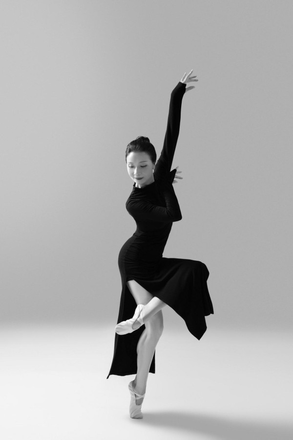 舞蹈演员的“逆龄密码”：4个动作纠正圆肩驼背，挺拔体态年轻10岁！