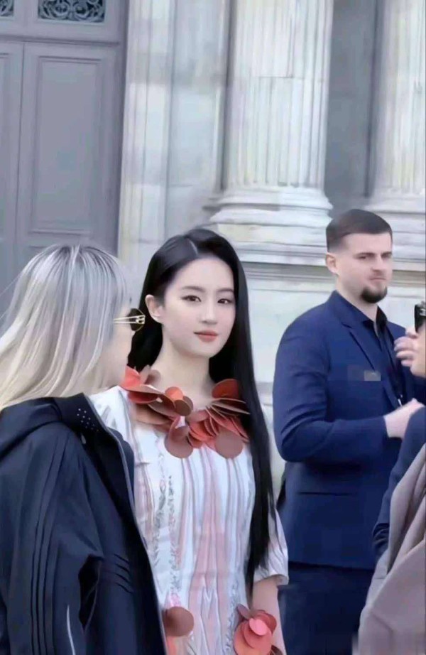 刘亦菲：时尚与魅力的完美诠释