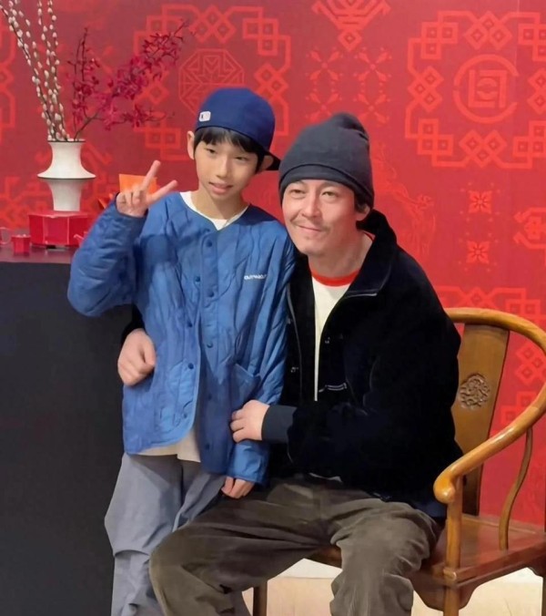 45岁陈冠希香港宣传自创品牌衣服，看起来像个老头子，真的好沧桑