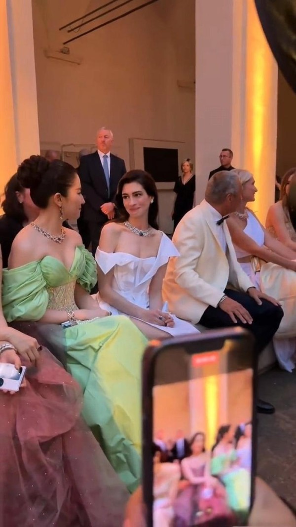 刘亦菲米兰上演珠宝消失术！搂腰让位C位，这才是东方美神范