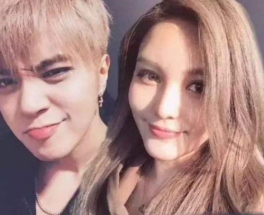 劲爆！男明星揭秘娱乐圈不堪往事，女星同时邀约多名男星同房过夜