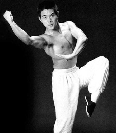 李连杰坦言已交代身后事，谈及港娱黑暗历史往事，提醒利智务必低调谨慎行事，你怎么看？