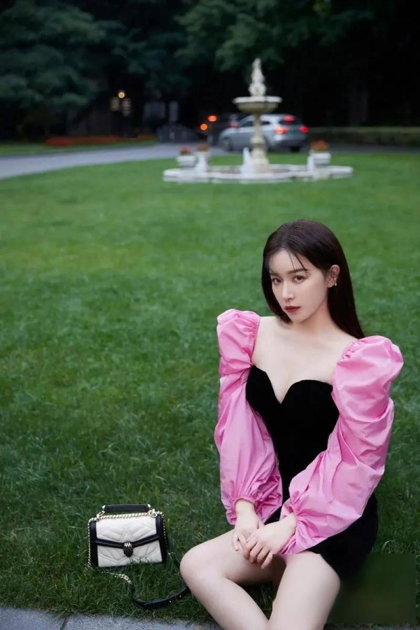 娱乐圈热点背后：喧嚣之下探寻真实