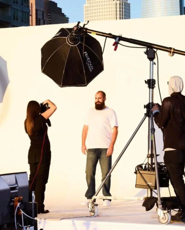 大码秃头男子参加《德国超模大赛》，粉丝希望他夺冠！