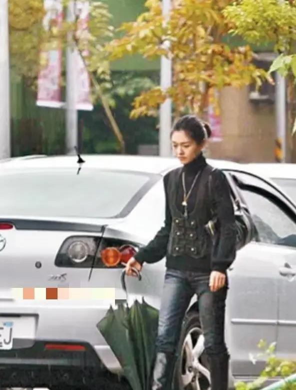 大S的每一段感情都像一场轰轰烈烈的实验，但最终，她似乎总在同一个地方跌倒