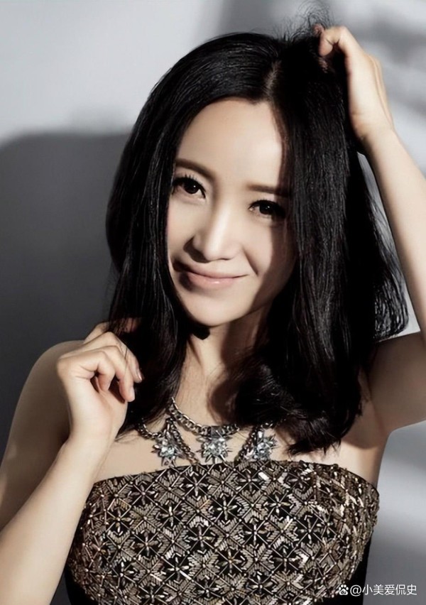 5次登上春晚被誉为女性摇滚第一人，却被已婚恩师骗3年同居怀孕遭逼流产差点自杀，57岁单身住老小区月租3000，她终于活成了自己想要的样子