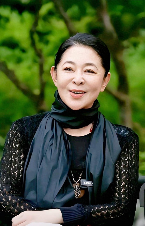 67岁倪萍：老妈今年94岁，我3次想送她回青岛都遭拒绝