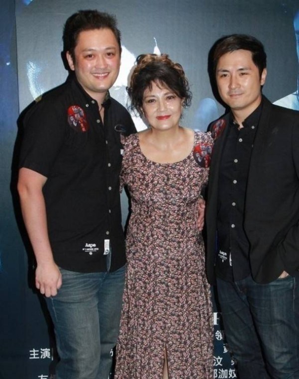 TVB男星被兄禁见母逾1年，报警无用天人永隔，靠隐藏电话才获邀请出席葬礼