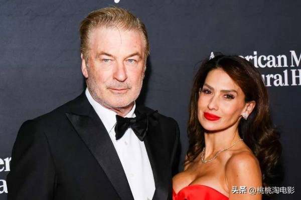 68岁亚历克·鲍德温庆生遭亲闺女调侃：你40岁时我妈才14岁