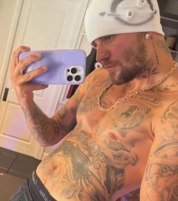 Justin Bieber 最新自拍，已经没有腹肌！