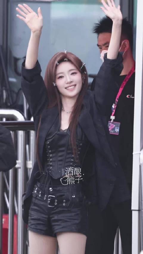 张月比心还会害羞诶……姐姐