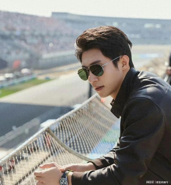 黄景瑜张艺上再曝瓜!八年纠葛翻红浪姐,王雨馨暗怼不停