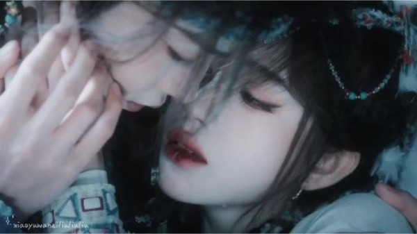 田嘉瑞荧幕初吻献鞠婧祎，《月鳞绮纪》红绸雪景演绎含蓄爱恋