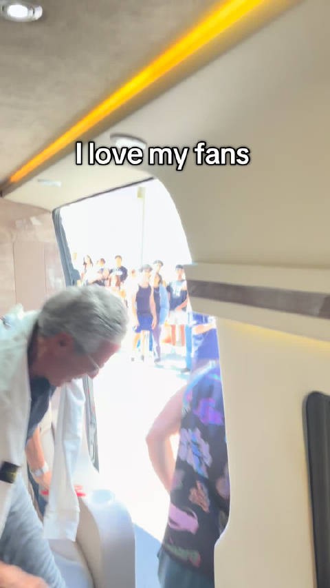 因长得像爱泼斯坦而迅速在全美爆火的大叔举办了粉丝见面会