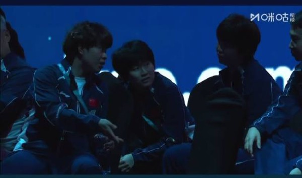 王艺迪、覃予萱等局间讨论战术,任浩神情凝重