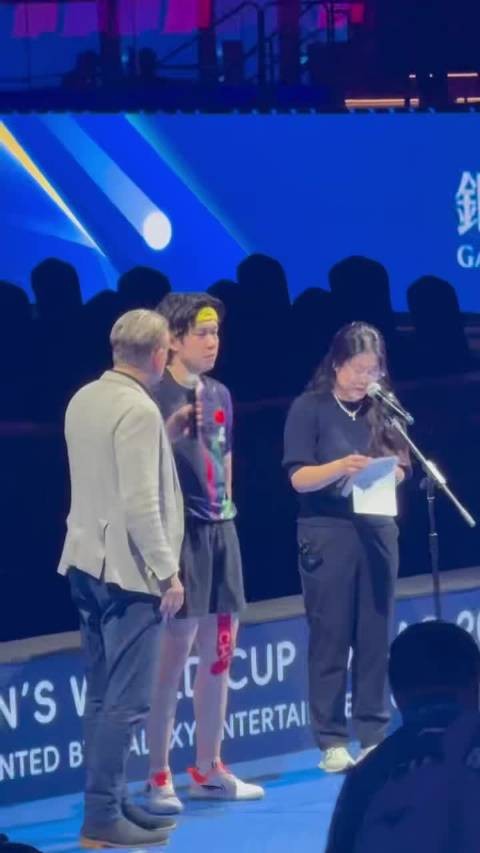 王楚钦逆转夺冠后与王皓拥抱，称我活到了最后