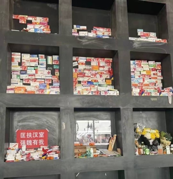 这个清明节全网最火的就是曹孟德了，谁能想到，曹操墓前全是布洛芬。