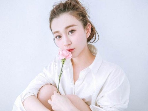 因《星光大道》走红，跨界当演员获赞，如今却因吴姓男星锒铛入狱