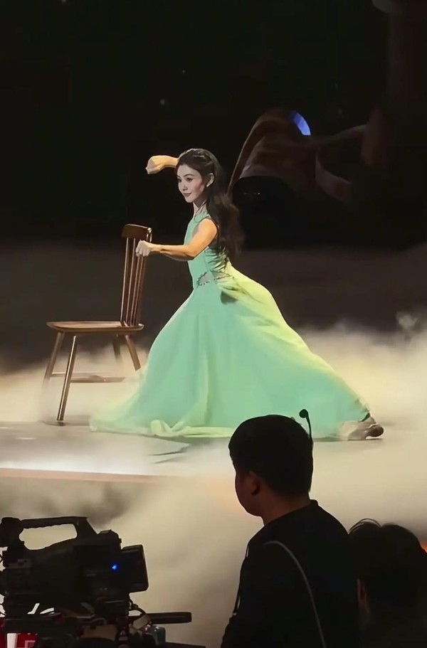 刘浩存文静外表下的霸气舞者，肌肉与眼神颠覆想象