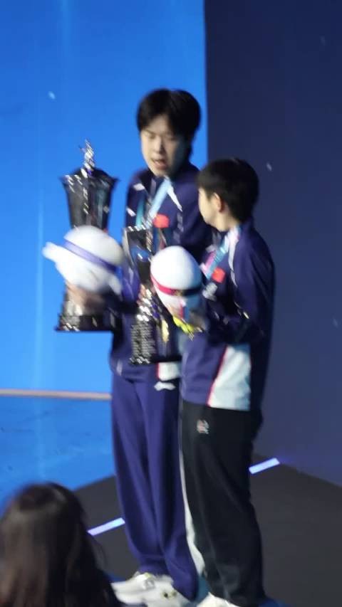 男女单冠军赛后因自拍问题再起争执