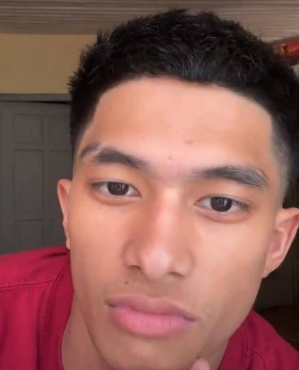 菲律宾男模 Paul Enriquez 在马尼拉时装周亮相后，在欧美社交媒体上彻底火了。好多人都被他那极具北非特色的五官吸引，甚至有人疑惑这是不是有黑人五官的亚洲男孩。他出身贫困家庭，没被生活打倒，凭借身高进了高中篮球队。后来又靠出众长相成了网红，现在在菲律宾当模特。这逆袭之路太励志了，...