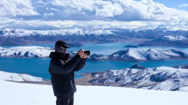 肖战“开间公寓”引爆全网:顶流选择极简,是超凡脱俗还是娱乐圈唯一退路?