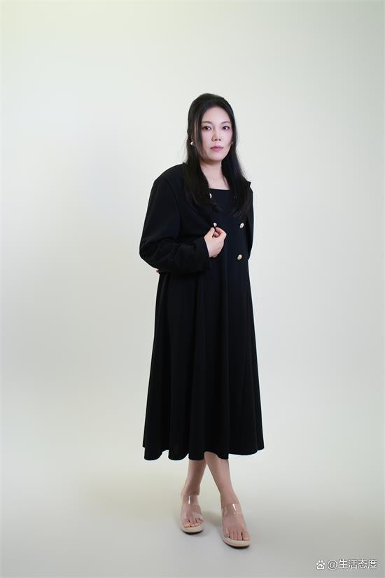 新人女模李彩付：灵韵初绽，以锋芒诠释女性新时尚