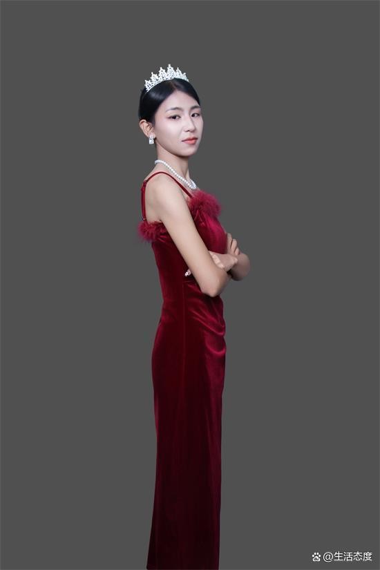 新人模特阿雯：从默默无闻到时尚舞台的蜕变