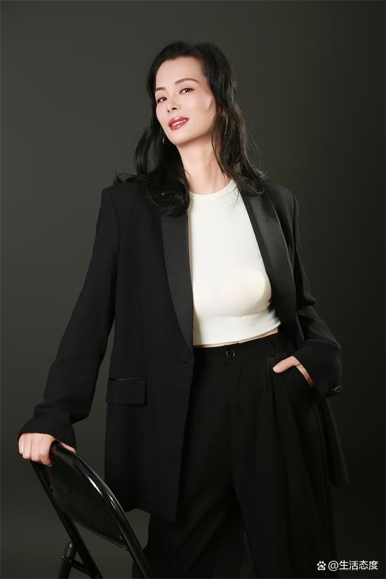 新人女模廖海平：在舞台与镜头间，绽放独一无二的光芒