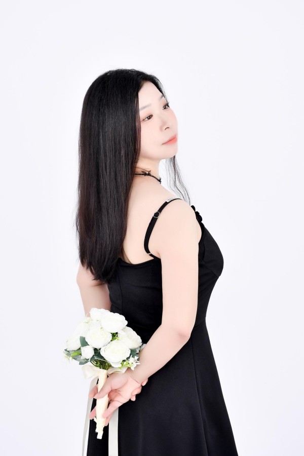 新人模特王杏:初绽光芒,未来可期