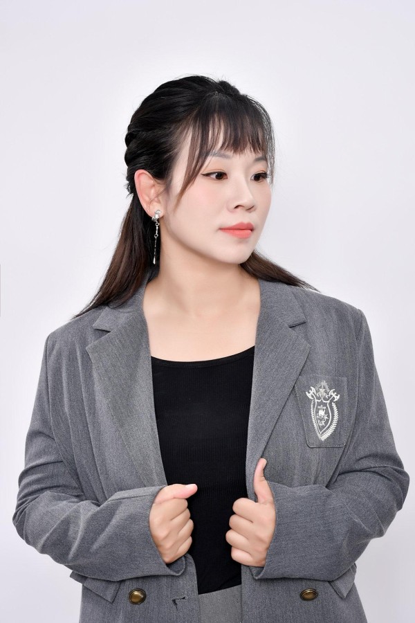 百变江芸:一位新人模特的风格探索之旅