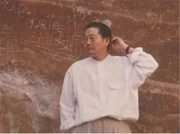 唐风宋月：钟阿城谈王小波：王小波是学统计的，统计是非常严格的一件事。王小波在阅读上、小说上起步太晚，在小说做法上，大概是杜拉斯这个范围。
我到法国去，有天住在朋友家，躺在床上，看到天花板都是裂缝。早上起来和主人吃早餐，发现餐厅也都是裂缝。我说，这个上面为什么都是裂缝？他说，我楼上是杜拉斯。我说裂缝和杜拉斯有什么关系？他说，你不知道，那是个疯狂的女人，我不能对她说，你把我家都弄裂缝了。
杜拉斯也是很...